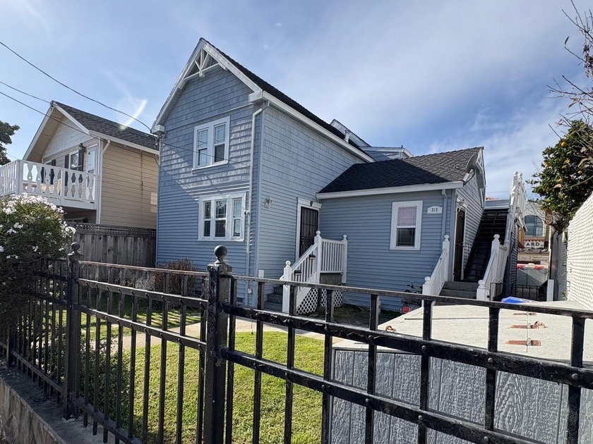 Great investment opportunity in 5 unit apartment building with - Beach Commercial for sale in Santa Cruz, California on Beachhouse.com