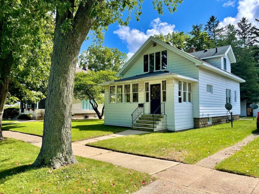 Comes see this solid, family home where they lived for 30+ years - Beach Home for sale in Saint Joseph, Michigan on Beachhouse.com