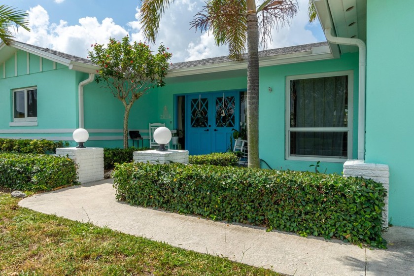 Sellers Concession! This charming 1960s CBS built mid-century - Beach Home for sale in Palm Beach Gardens, Florida on Beachhouse.com