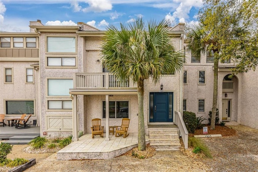 This is a beautifully fully renovated townhome that has all of - Beach Townhome/Townhouse for sale in Saint Simons, Georgia on Beachhouse.com
