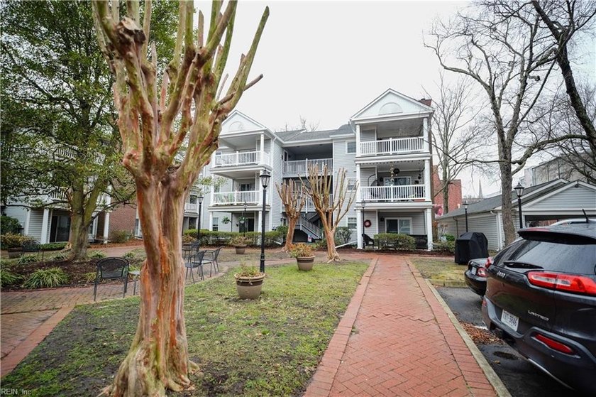 Well maintained, freshly painted and a new carpet condominium in - Beach Condo for sale in Portsmouth, Virginia on Beachhouse.com