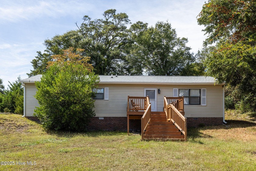 Charming Soundside retreat in the Heart of Emerald Isle you'll - Beach Home for sale in Emerald Isle, North Carolina on Beachhouse.com