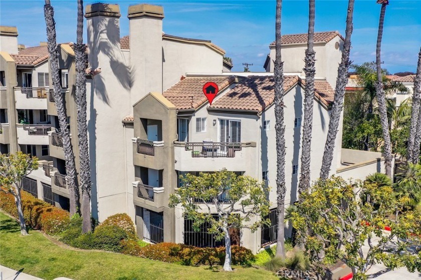 Welcome to Paradise! A top floor end unit 1 bedroom condo with a - Beach Condo for sale in Huntington Beach, California on Beachhouse.com
