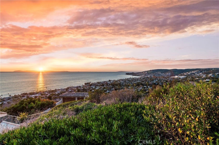 With a stunning 180 degree view of the Pacific Ocean, the - Beach Lot for sale in Laguna Beach, California on Beachhouse.com
