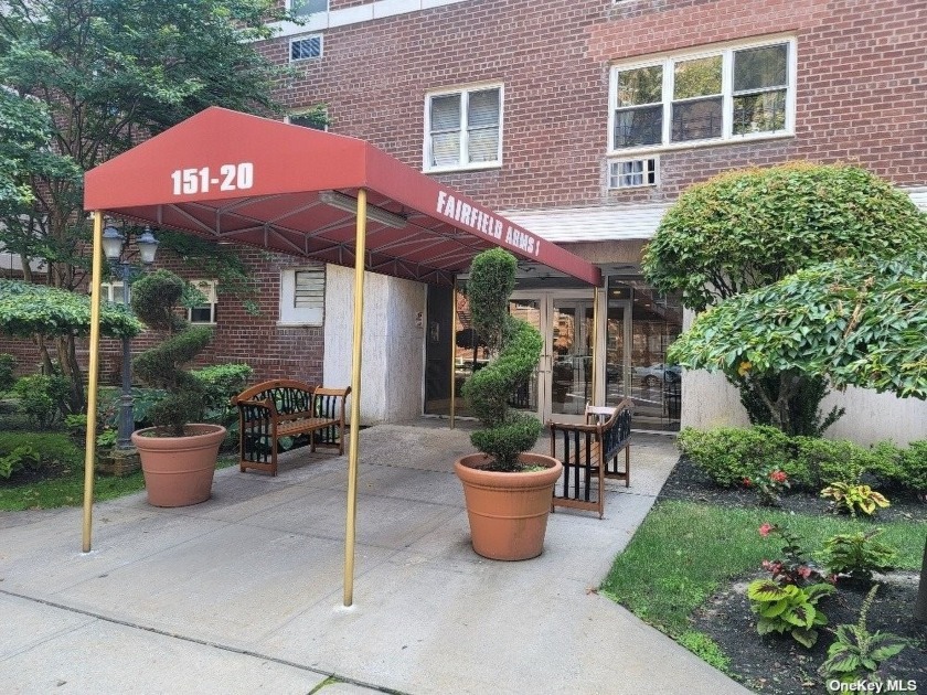 Large 1Br in a beautifully maintained elevator co-op building - Beach Apartment for sale in Howard Beach, New York on Beachhouse.com