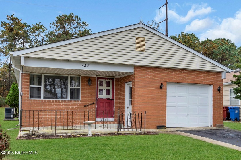 Welcome to 127 San Carlos!! The home provides a wonderful - Beach Home for sale in Toms River, New Jersey on Beachhouse.com