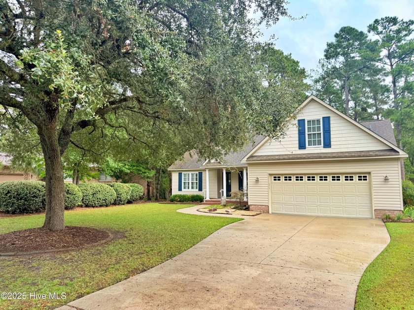 Immaculate Move-In Ready Home in Gated Golf Course Community! - Beach Home for sale in New Bern, North Carolina on Beachhouse.com
