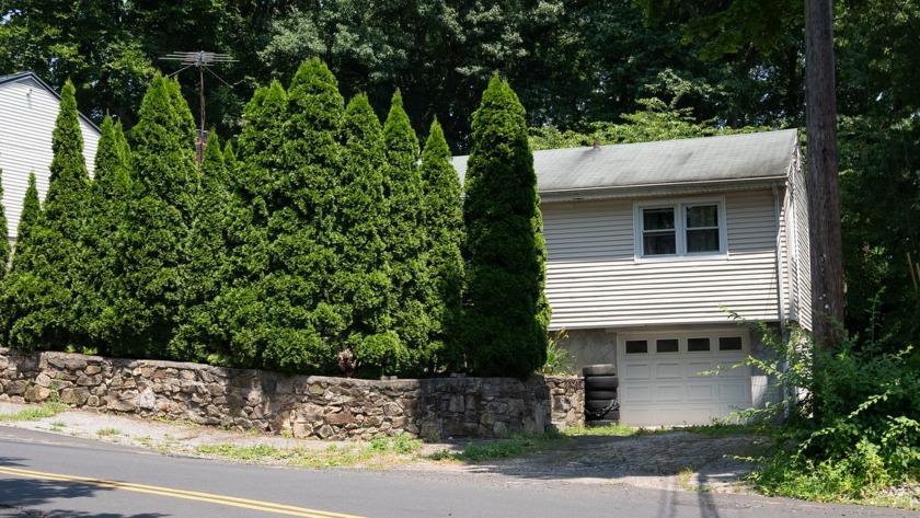 Discover the potential of this 3-bedroom, 1.5-bathroom home in - Beach Home for sale in Bridgeport, Connecticut on Beachhouse.com