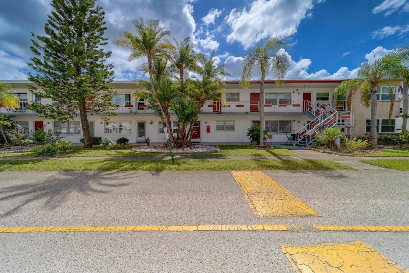 Welcome Home to this Charming 2 Bedroom, 2 Bathroom Condo in the - Beach Condo for sale in St. Petersburg, Florida on Beachhouse.com