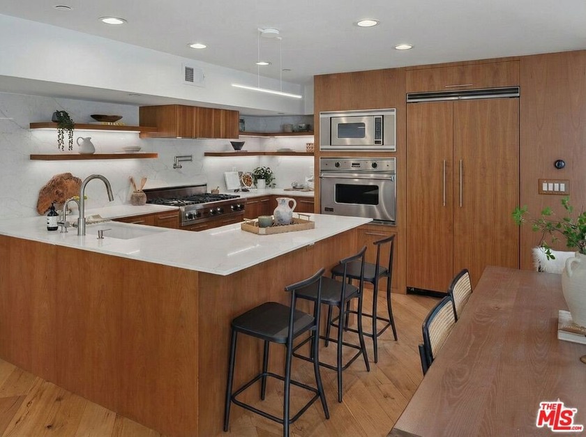 An exceptional value in Venice: Priced strategically, this - Beach Condo for sale in Venice, California on Beachhouse.com