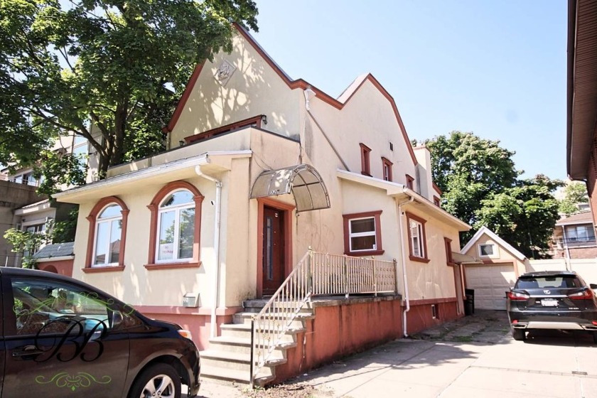 In one of the most beautiful and picturesque areas of Brooklyn - Beach Home for sale in Brooklyn, New York on Beachhouse.com