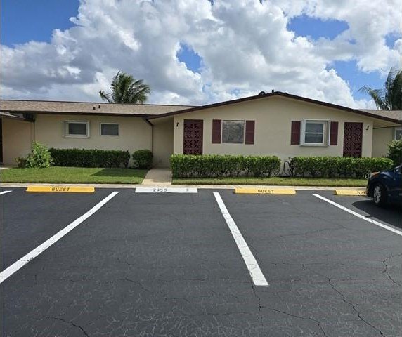 Fantastic opportunity in Cresthaven Villas! This 1BR/1BA villa - Beach Condo for sale in West Palm Beach, Florida on Beachhouse.com