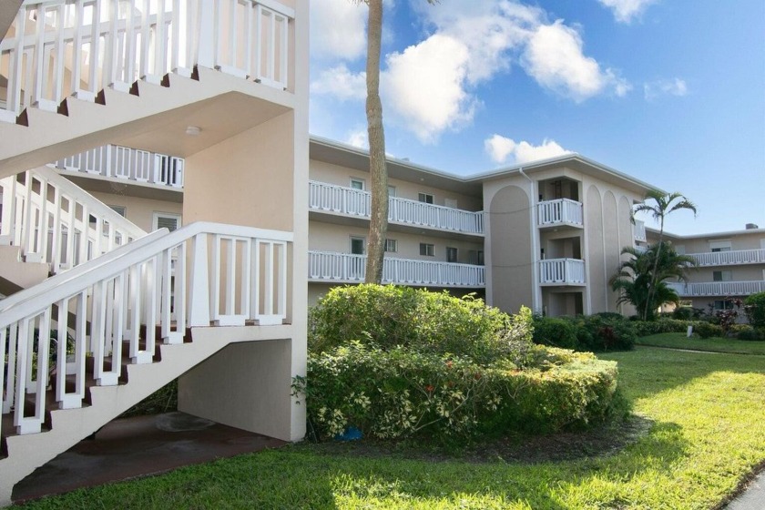 LIGHT AND BRIGHT ONE BEDROOM , ONE FULL BATHROOM FURNISHED HOME - Beach Condo for sale in Lake Worth, Florida on Beachhouse.com