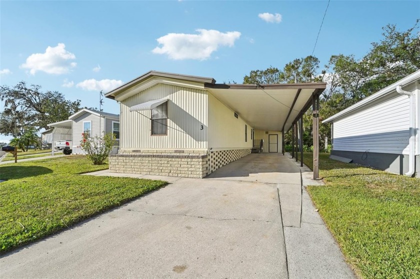 Move-In Ready 2-Bedroom Gem in Leisure Lake's Vibrant 55+ - Beach Home for sale in Palmetto, Florida on Beachhouse.com