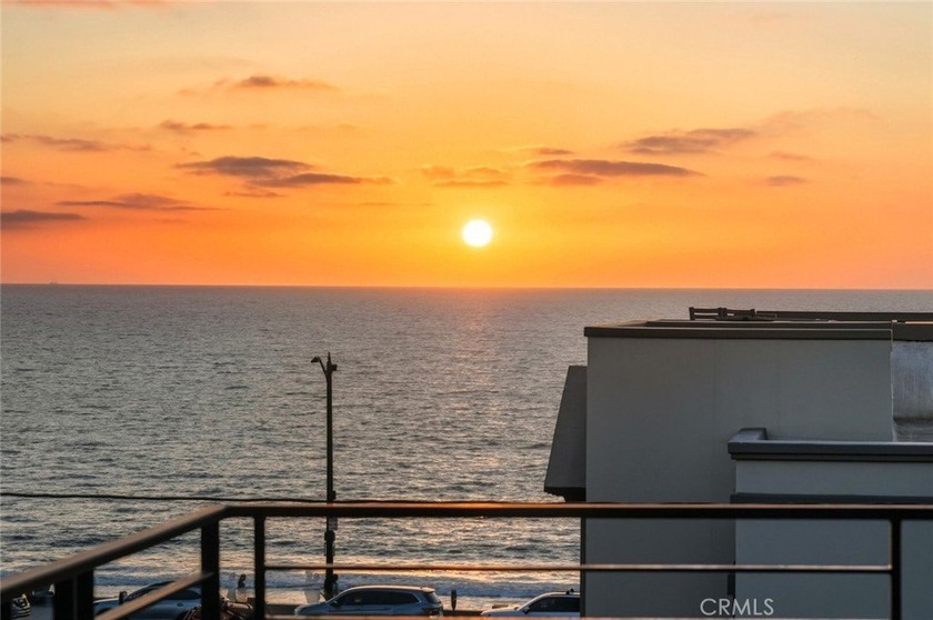 Situated just a few steps from the beach and the heart of - Beach Townhome/Townhouse for sale in Redondo Beach, California on Beachhouse.com