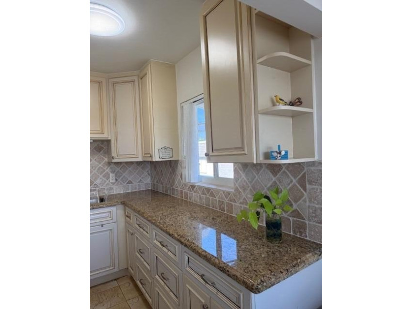 Beautiful updated 2nd floor corner unit. 2/1, Full size walk-in - Beach Condo for sale in Lake Worth Beach, Florida on Beachhouse.com