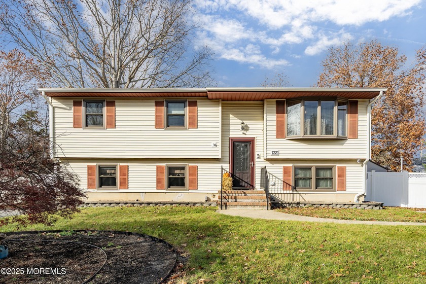 Beautifully Maintained Bi-Level Home in Pine Lake Park - Over 1 - Beach Home for sale in Toms River, New Jersey on Beachhouse.com