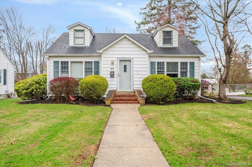 A classic cape cod style home with very generously sized living - Beach Home for sale in Kings Park, New York on Beachhouse.com