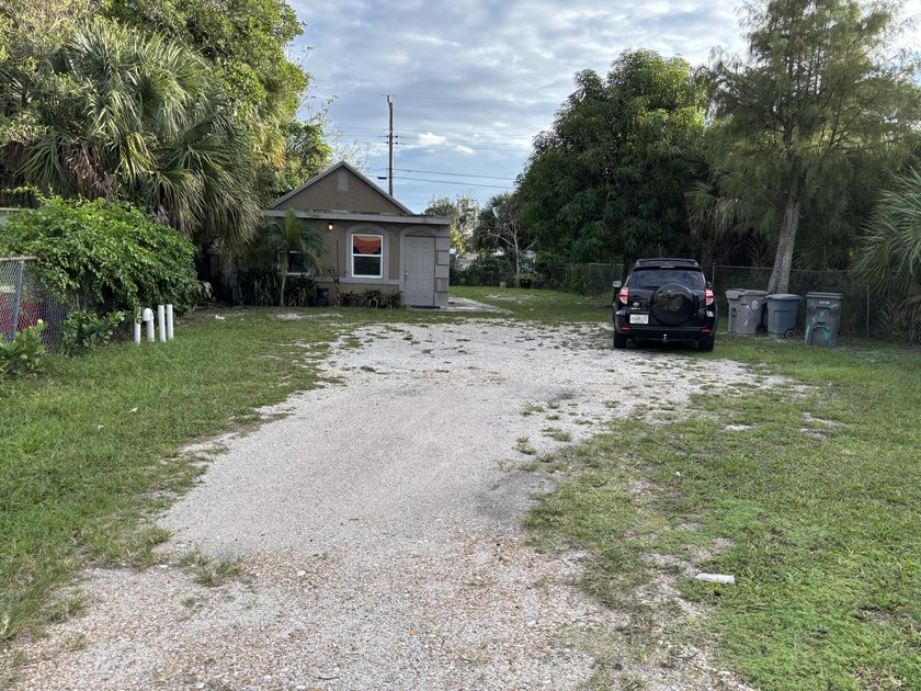 A single family two Bedrroms 1 bath house loated in a general - Beach Home for sale in West Palm Beach, Florida on Beachhouse.com