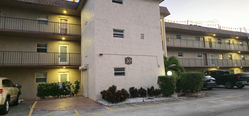 Beautiful BAHAMAS STYLE, 1BD/1.5BA ground-floor condo in a - Beach Condo for sale in Palm Springs, Florida on Beachhouse.com
