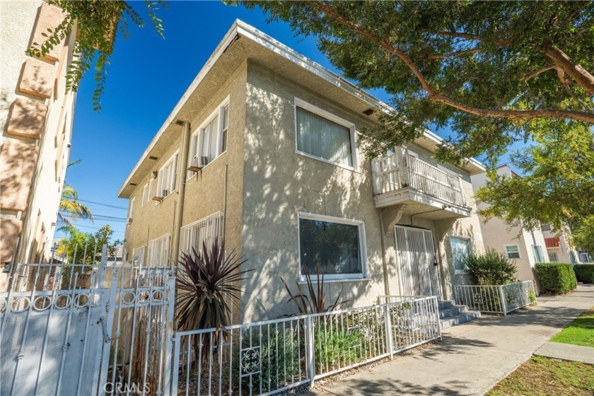 Huge 6 unit campus property with three large units in front - Beach Apartment for sale in Long Beach, California on Beachhouse.com