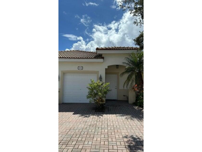 This is a superb opportunity to buy a villa with garage in the - Beach Home for sale in West Palm Beach, Florida on Beachhouse.com