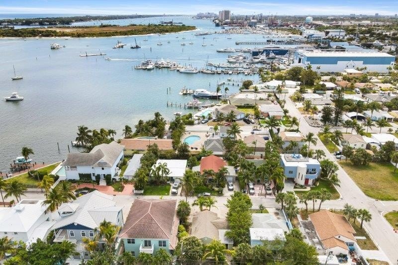 Opportunity knocks SF investment income producing or new - Beach Home for sale in Riviera Beach, Florida on Beachhouse.com