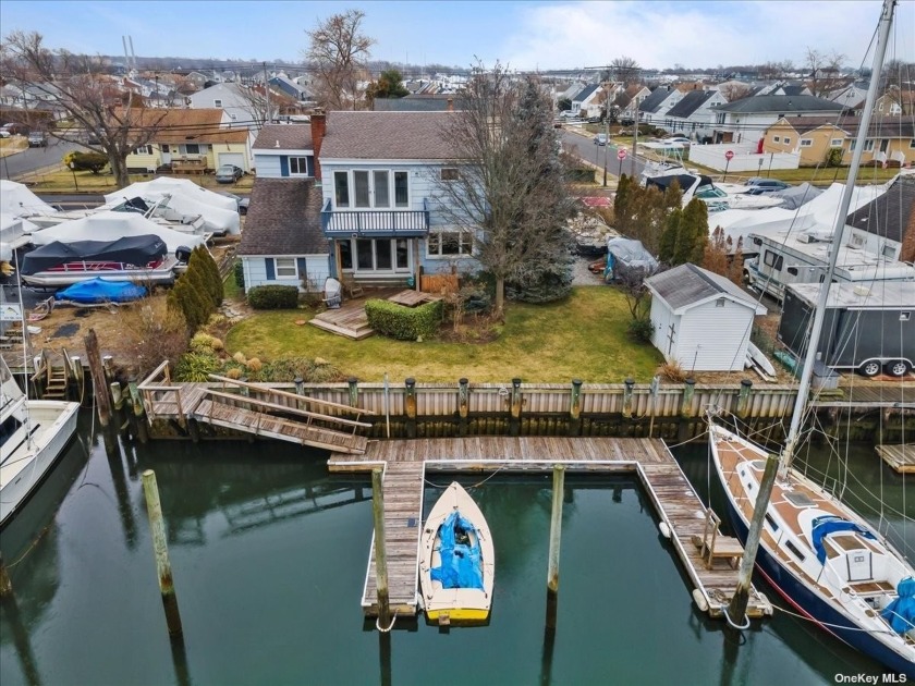 Welcome to a boater's paradise! This unique 2BR, 2FBth - Beach Home for sale in Freeport, New York on Beachhouse.com