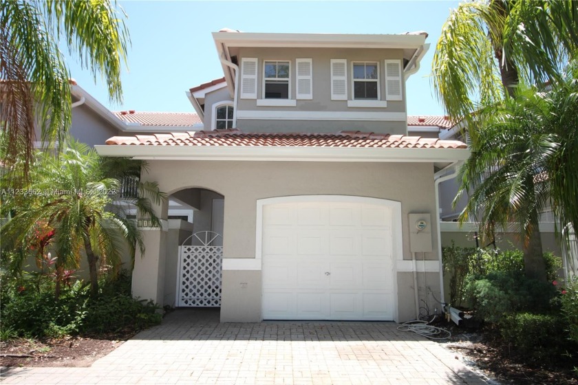 INVESTORS ONLY! RENTED UNTIL 5-17-24. Spacious 3 bed 2.5 bath - Beach Townhome/Townhouse for sale in Hollywood, Florida on Beachhouse.com