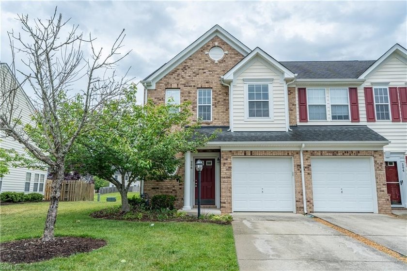 Beautifully updated end-unit townhome in an established Yorktown - Beach Townhome/Townhouse for sale in Yorktown, Virginia on Beachhouse.com
