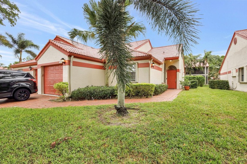 BEAUTIFUL, TASTEFULLY UPDATED 2/2 villa with enclosed lanai and - Beach Home for sale in Delray Beach, Florida on Beachhouse.com