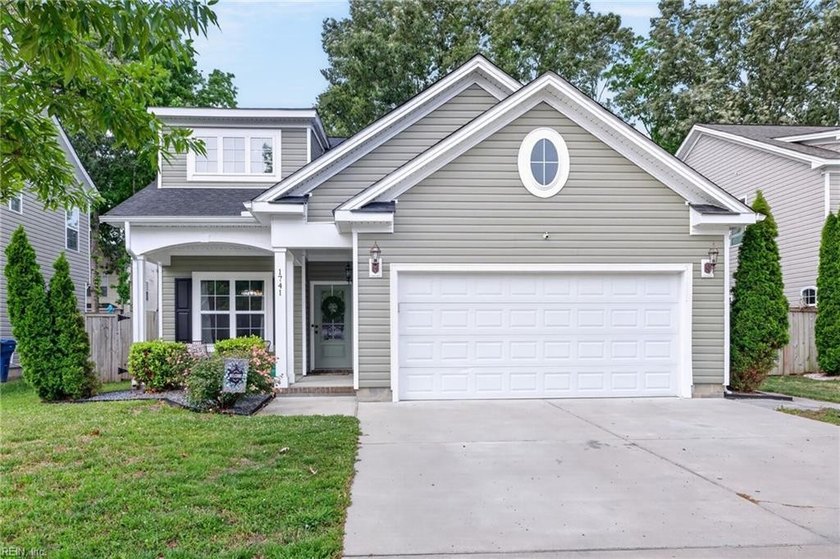 Like new construction! Large living area with polished hardwood - Beach Home for sale in Virginia Beach, Virginia on Beachhouse.com