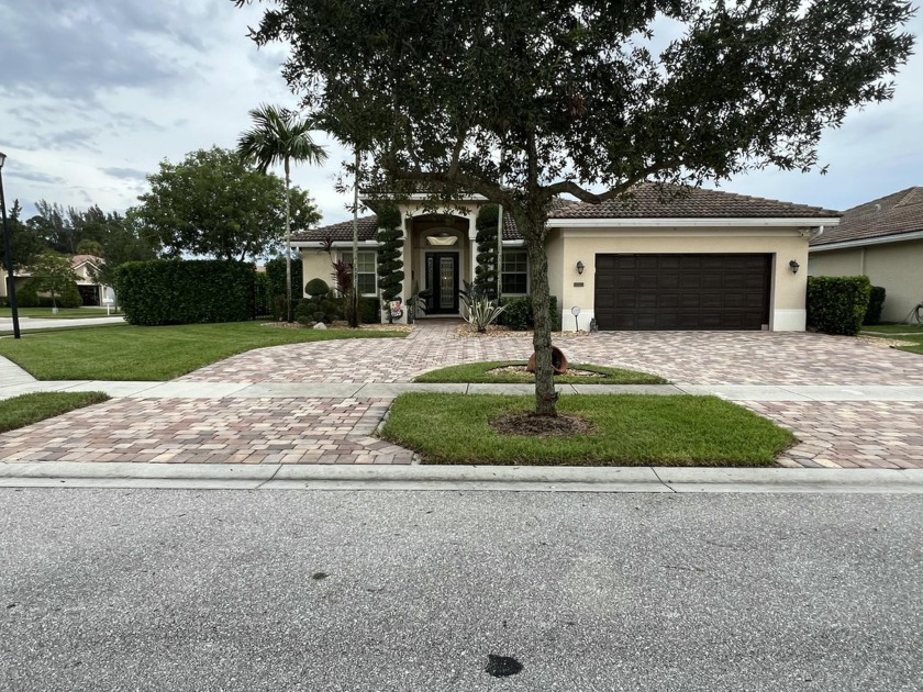 Beautiful home in the community of Whispering Woods. The house - Beach Home for sale in West Palm Beach, Florida on Beachhouse.com