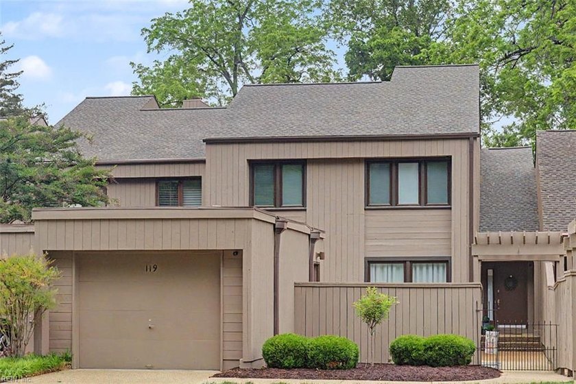 A stunning Kingsmill golf-front townhome in Harrop's Glen on the - Beach Townhome/Townhouse for sale in Williamsburg, Virginia on Beachhouse.com