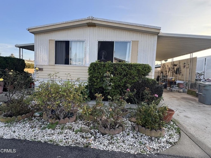 This wonderful 2 bedroom 2 bath mobile home in a cornet lot - Beach Home for sale in Oxnard, California on Beachhouse.com