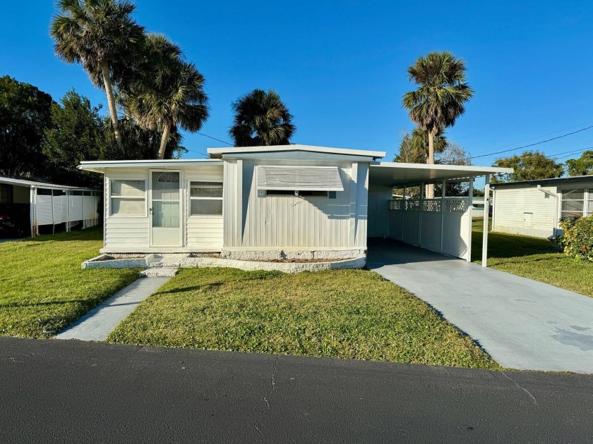 This 2 bedroom/ 1 bath home is partially furnished and has a - Beach Home for sale in Daytona Beach, Florida on Beachhouse.com