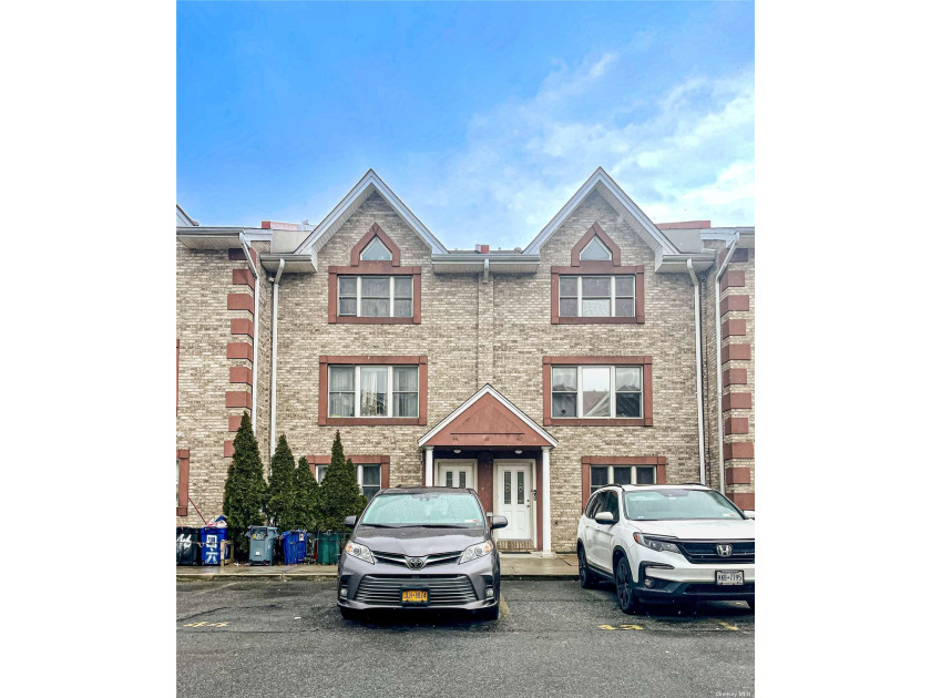 Discover waterfront living at its finest in this brick - Beach Townhome/Townhouse for sale in Flushing, New York on Beachhouse.com