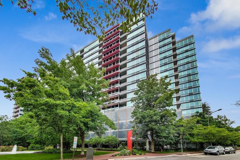 Stunning high-floor 2-bed, 2-bath condo in the heart of Evanston - Beach Home for sale in Evanston, Illinois on Beachhouse.com