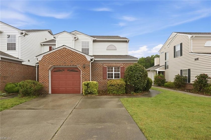 Lakefront end unit townhome in the desirable Smithy Glen - Beach Townhome/Townhouse for sale in Yorktown, Virginia on Beachhouse.com