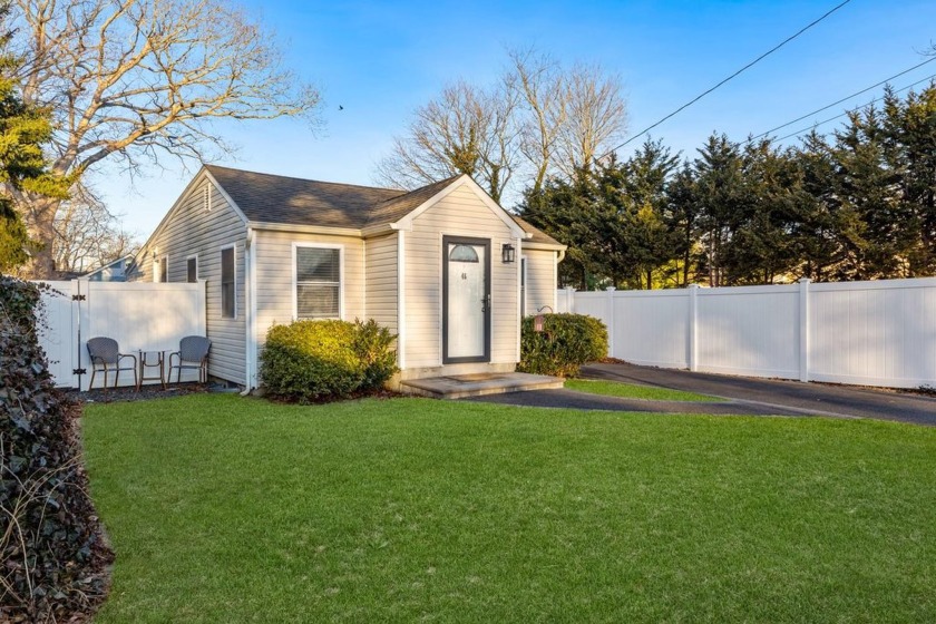 Charming 3-Bedroom Ranch in quiet Patchogue neighborhood.

Set - Beach Home for sale in Patchogue, New York on Beachhouse.com