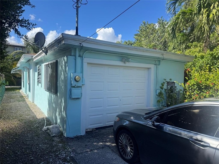 2-bedroom, 2-bath + GARAGE. PRIVATE STREET INTO DRIVEWAY & - Beach Home for sale in Lake Worth Beach, Florida on Beachhouse.com