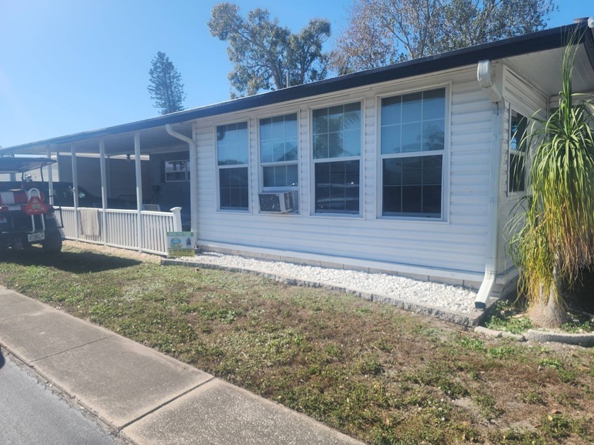Welcome to this fabulous 2 bedroom manufactured home in a 5 star - Beach Home for sale in Largo, Florida on Beachhouse.com