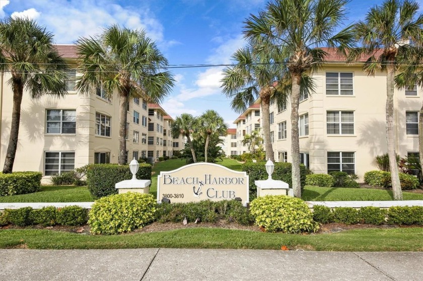 Lovely, spacious 2/2 second floor corner unit in a Gulf-to-Bay - Beach Condo for sale in Longboat Key, Florida on Beachhouse.com