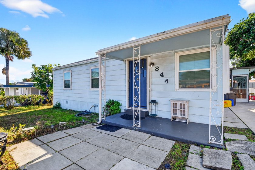 Prime location! This charming starter home offers easy access to - Beach Home for sale in West Palm Beach, Florida on Beachhouse.com