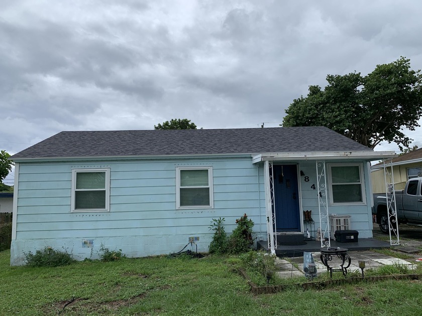 Prime location! This charming starter home offers easy access to - Beach Home for sale in West Palm Beach, Florida on Beachhouse.com