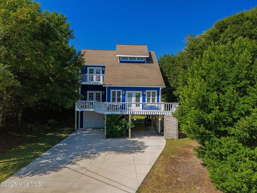 This 3-bedroom, 2-bath home is perfectly situated on the - Beach Home for sale in Emerald Isle, North Carolina on Beachhouse.com