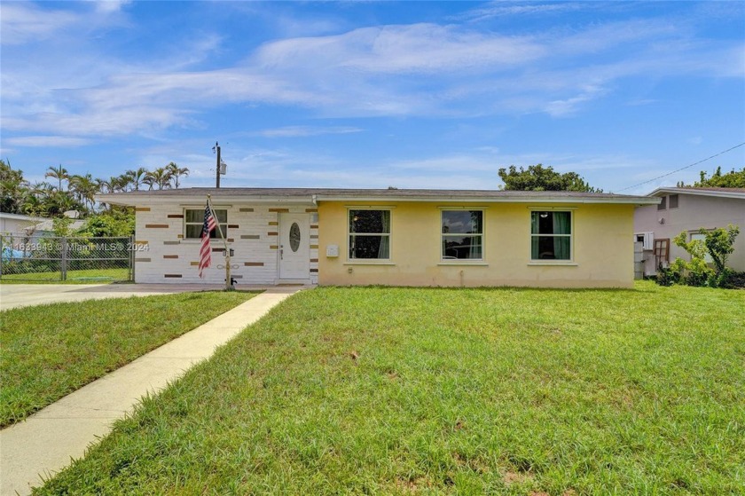 BRAND NEW ROOF! NEW ELECTRIC PANEL! BRAND NEW A/C (3 ton - Beach Home for sale in Cooper City, Florida on Beachhouse.com