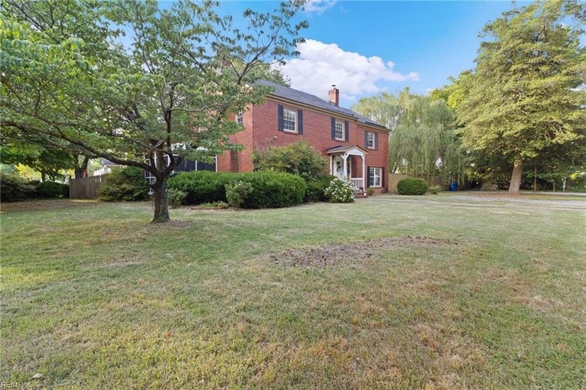 Elegant and beautiful 5 bedroom brick colonial situated on a - Beach Home for sale in Newport News, Virginia on Beachhouse.com