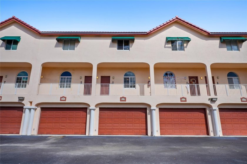 Incredible price! East of US-1 Pompano Beach Townhome! Fee - Beach Townhome/Townhouse for sale in Pompano Beach, Florida on Beachhouse.com