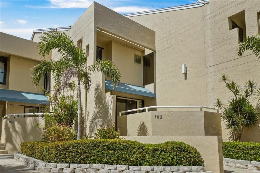 Owner Financing Available. Welcome to the pinnacle of coastal - Beach Condo for sale in St. Petersburg, Florida on Beachhouse.com